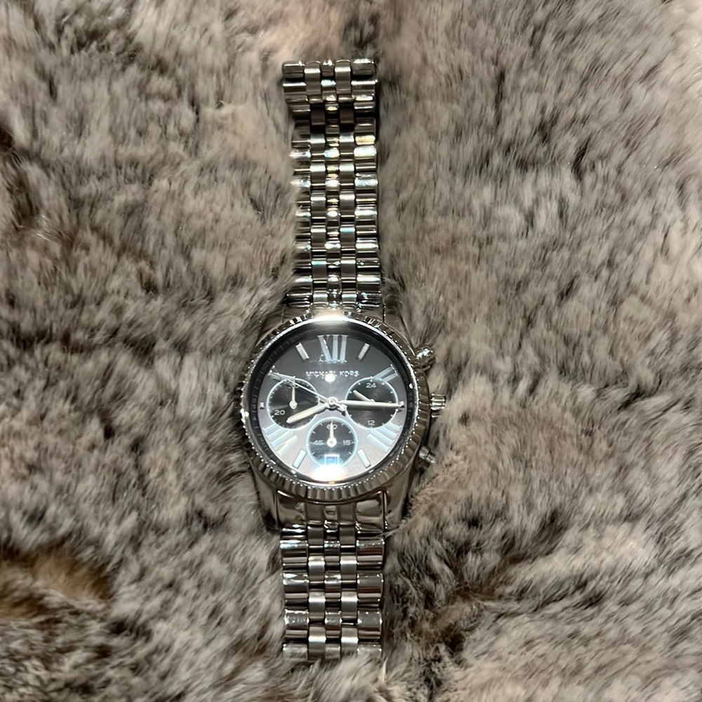 **HOLIDAY SALE PRICE** Michael Kors Quartz Chrono 40mm EUC